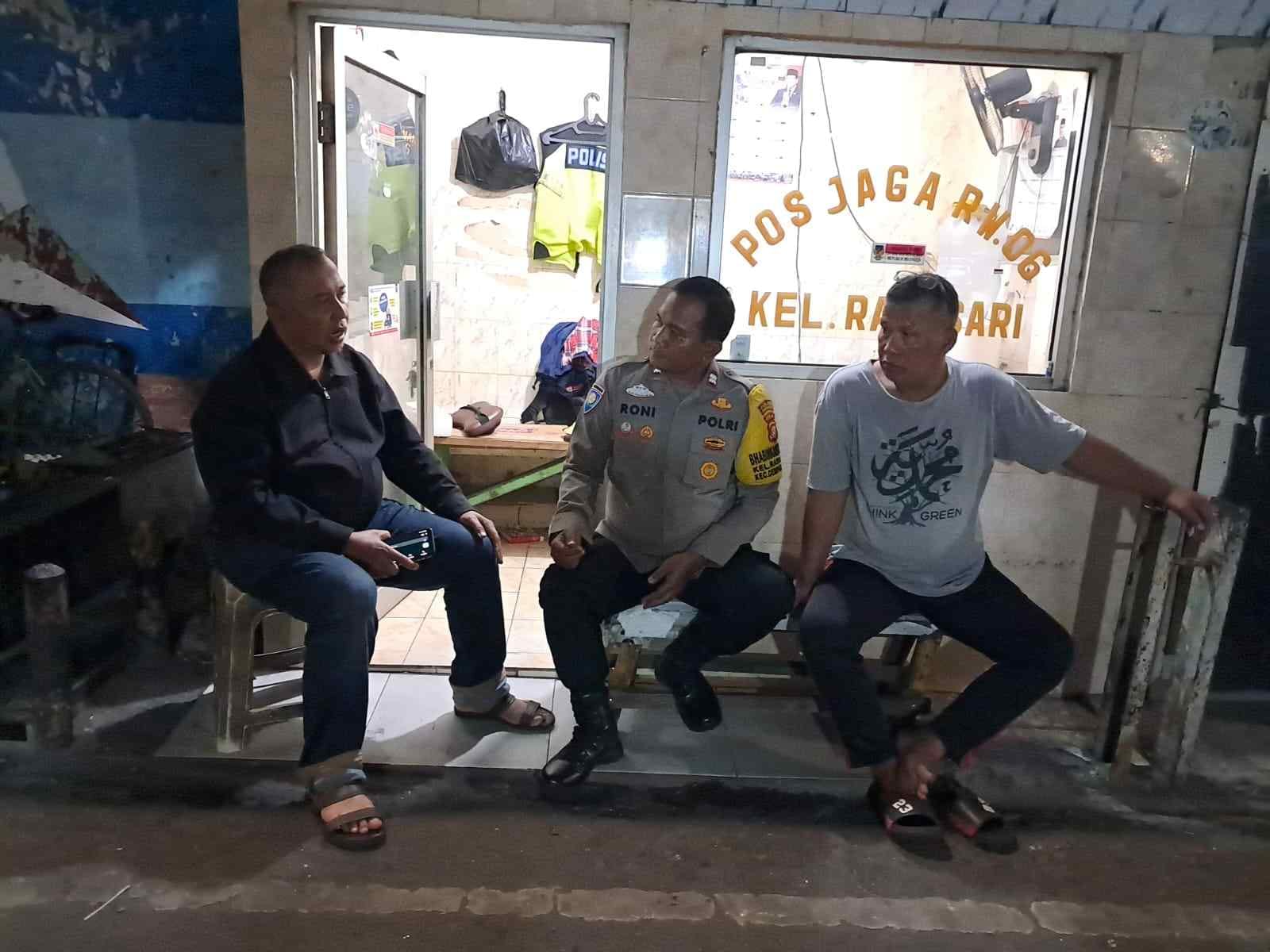 Jaga Keamanan Dini Hari, Bhabinkamtibmas Rawasari Temui Petugas Satkamling