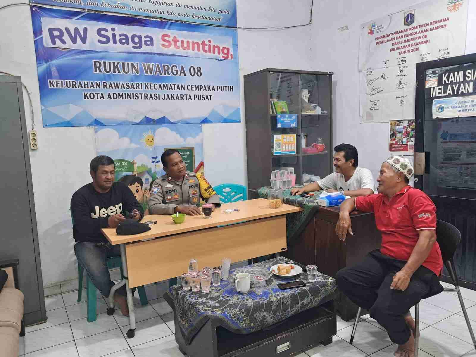Bhabinkamtibmas Rawasari Sambangi RW 08, Ajak Warga Jaga Kerukunan dan Keamanan
