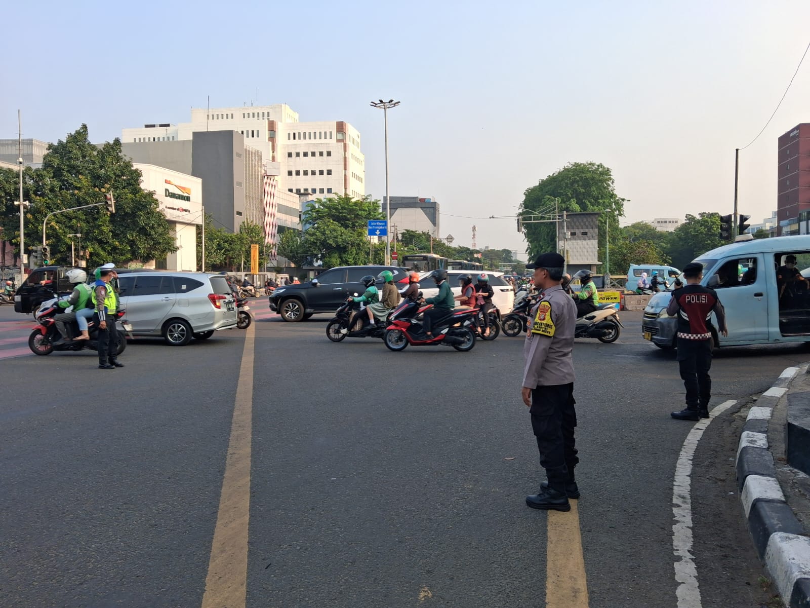 Polisi Atur Lalu Lintas di TL Golden, Cegah Kemacetan dan Kejahatan Jalanan