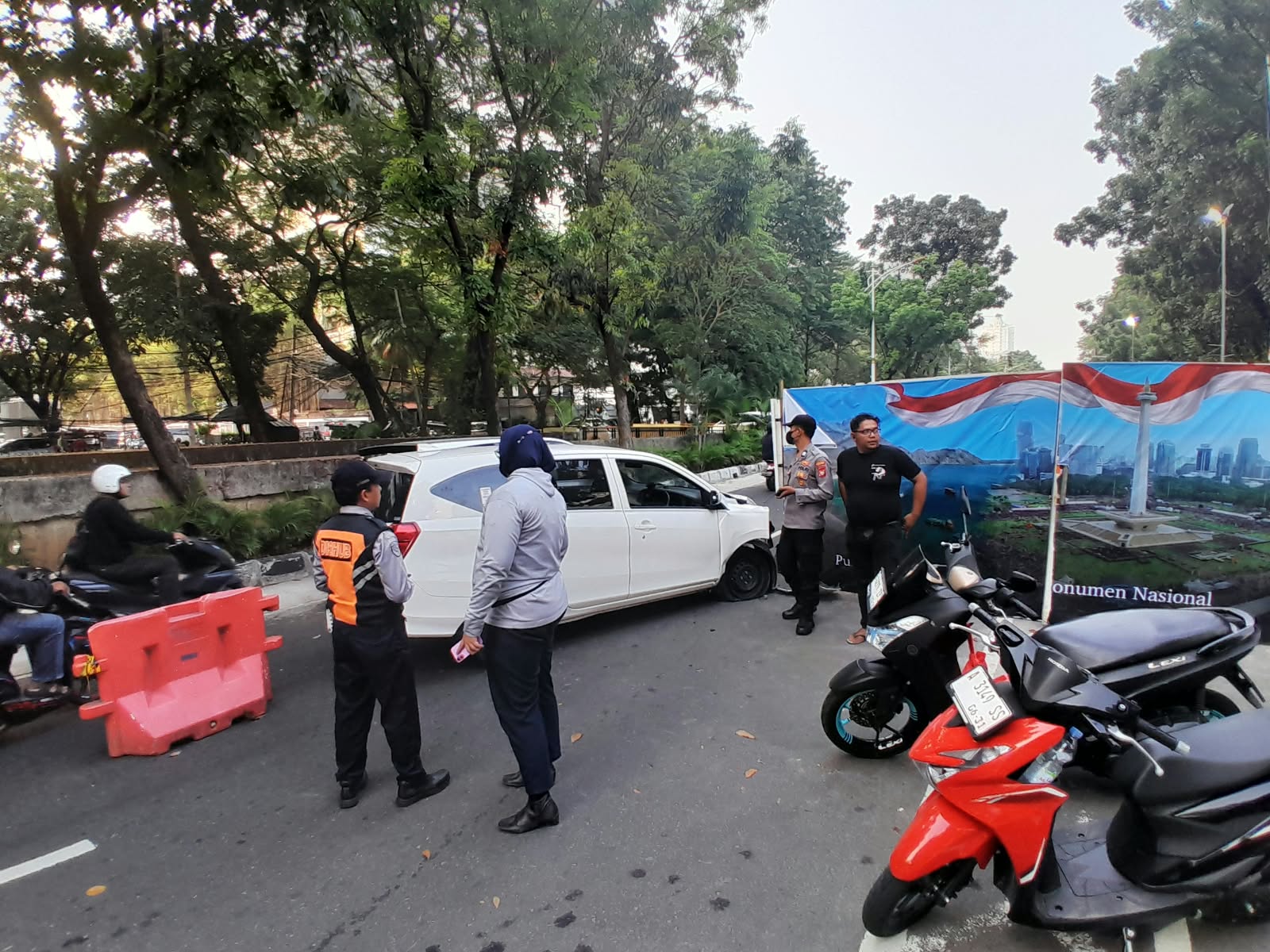 Respons Cepat Layanan 110, Polsek Metro Gambir Tangani Kecelakaan di Jalan Abdul Muis