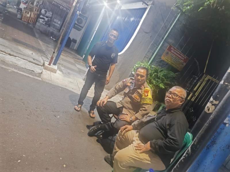 Polisi Hadir di Tengah Warga, Bhabinkamtibmas Cempaka Putih Barat Sambangi Pos RW 10