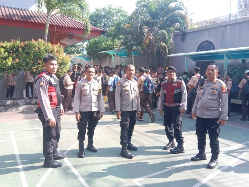 Polsek Cempaka Putih Pantau Bubaran SMKN 39, Cegah Tawuran dan Jaga Pelajar Tetap Aman