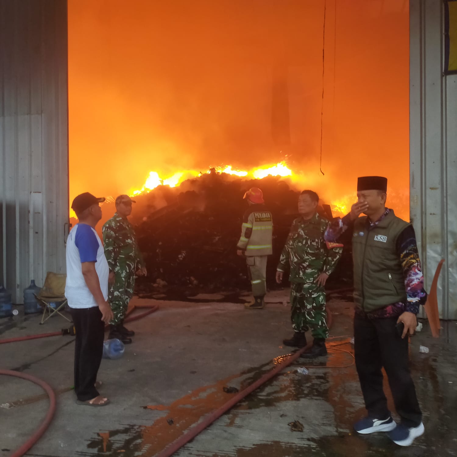 Kebakaran Gudang Ekspedisi PT Togo Steel Shopee di Sepatan, Koramil 10/Sepatan Bantu Pemadaman