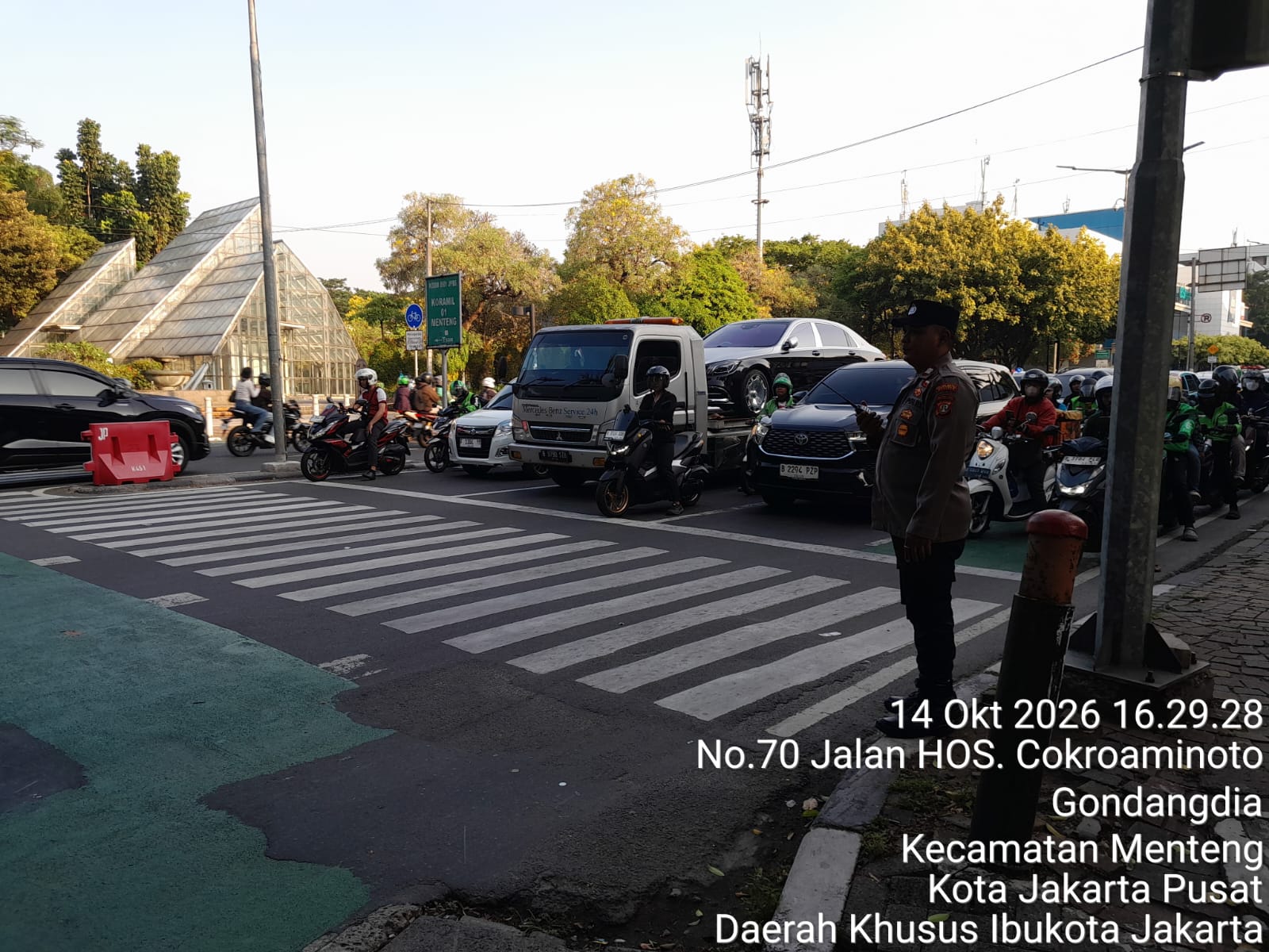 Polisi Siaga di TL Koramil Menteng Saat Jam Pulang Kerja, Arus Lalu Lintas Terpantau Lancar