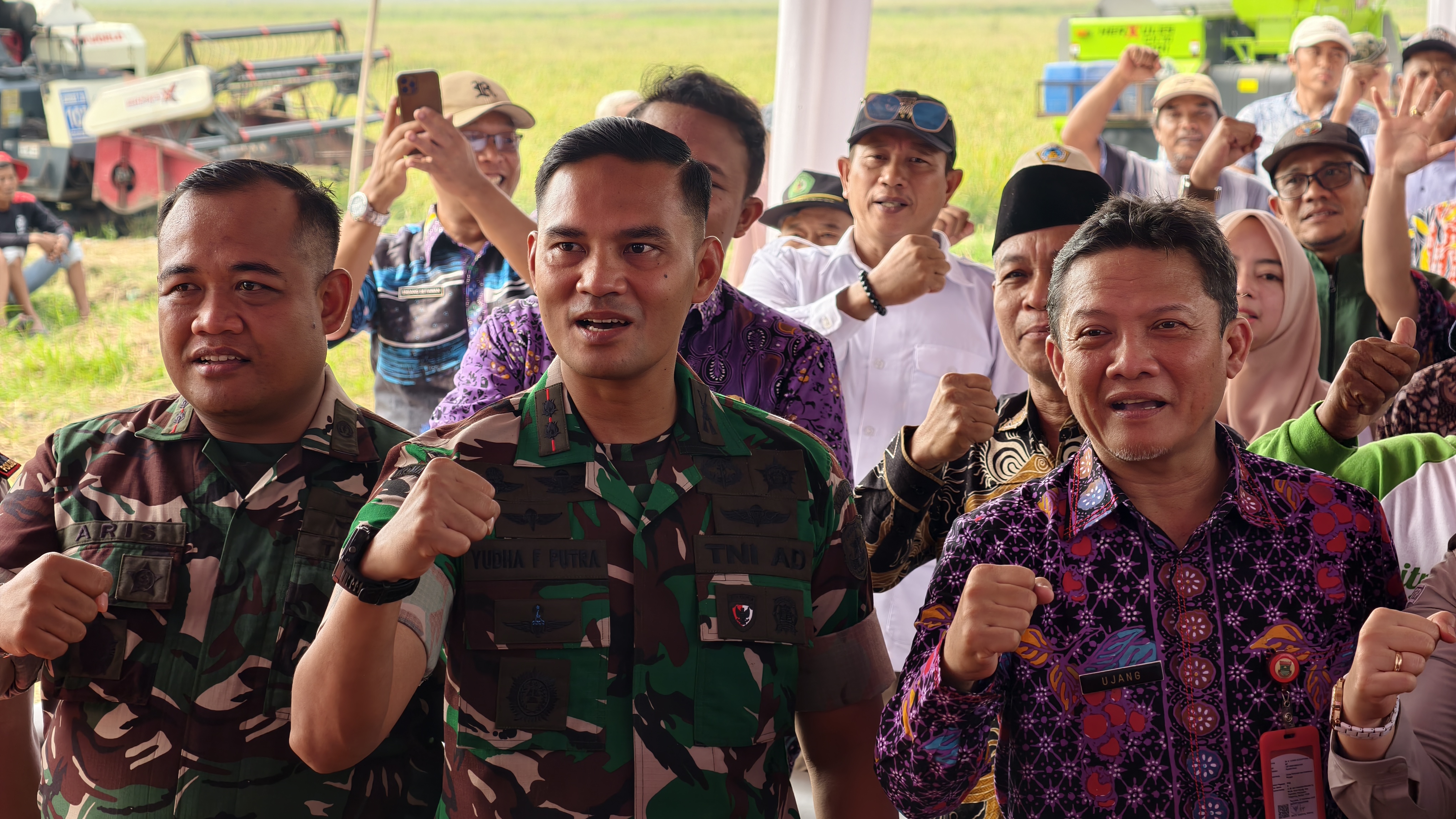 Dandim 0510/Tigaraksa Dukung Ketahanan Pangan, Panen Padi Sawah dan Pemberian Bantuan Sarana Pertanian