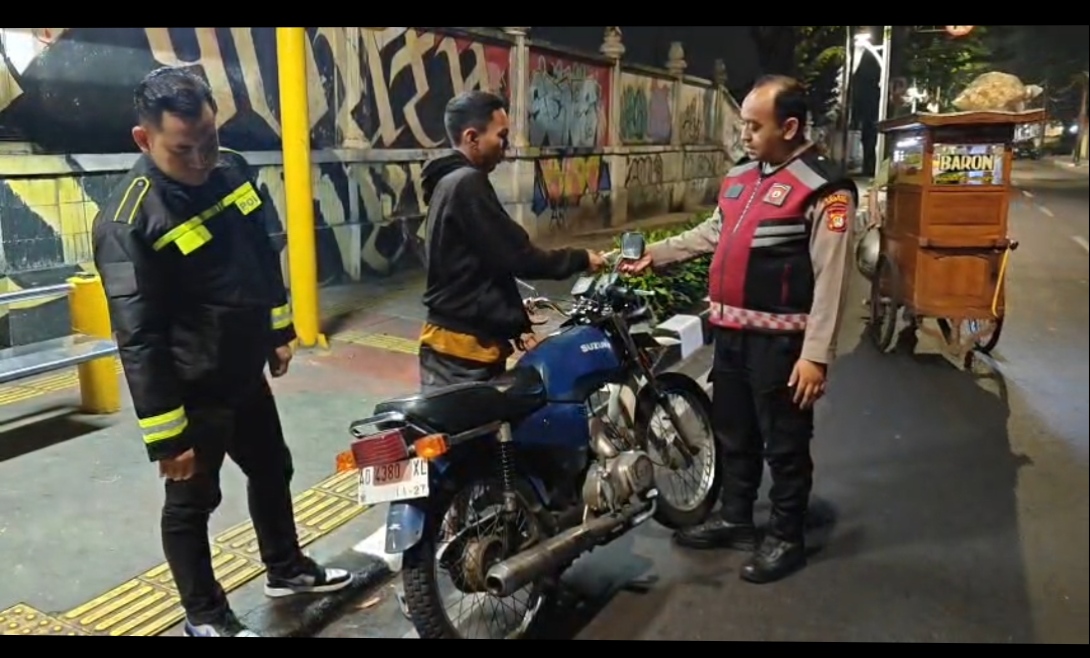 Malam Hari, Patroli Cipta Kondisi Polsek Johar Baru Sisir Jalur Rawan untuk Persempit Ruang Gerak Pelaku Kejahatan