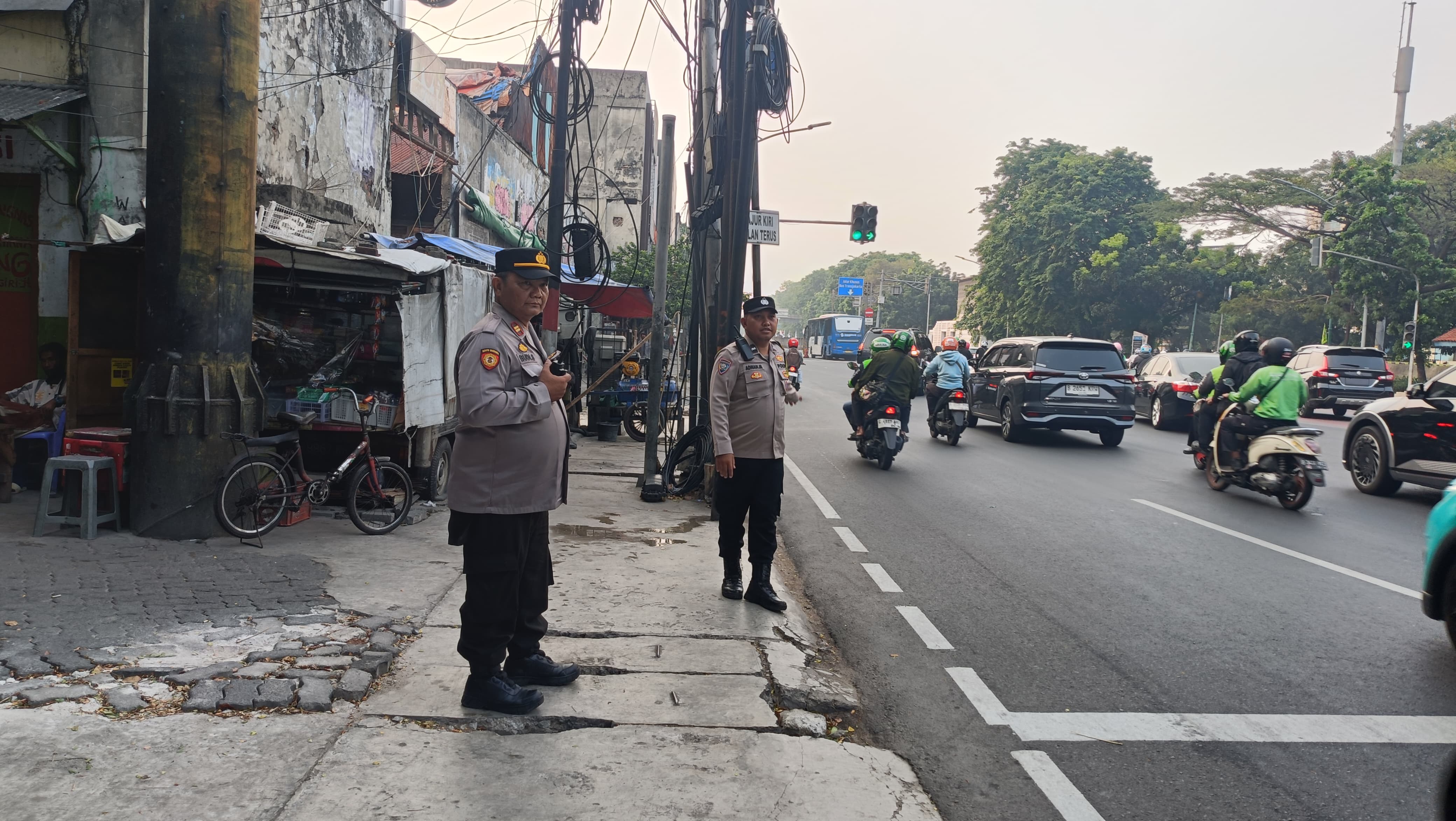 Polisi Hadir di Saat Warga Berangkat Bekerja” Perkuat Strong Point Dan Pengaturan Arus Lalu Lintas Pagii