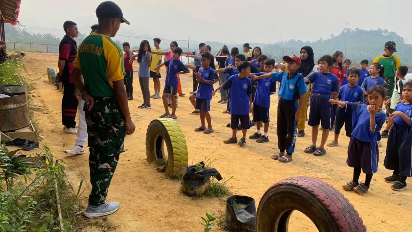Tanamkan Disiplin dan Nasionalisme Sejak Dini, Satgas Yonarmed 13 Kostrad Latih Tata Upacara Siswa SD Tunas Sejahtera