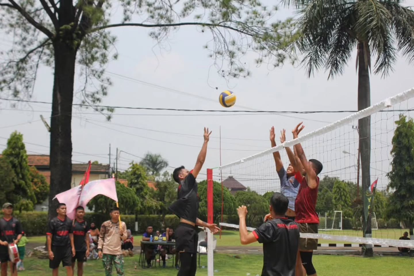 Semarak HUT ke-44, Yonkes 1 Kostrad Pererat Kebersamaan Lewat Lomba Voli Antar Kompi