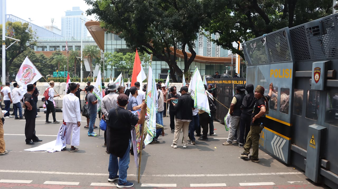 Polres Metro Jakarta Pusat Berikan Pelayanan Humanis kepada Massa Aksi LBH Ampuh Indonesia di Monas