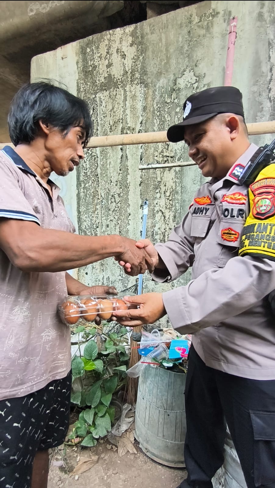 Polsek Metro Menteng Berbagi, Salurkan Bantuan Telur Untuk 30 Warga Pegangsaan