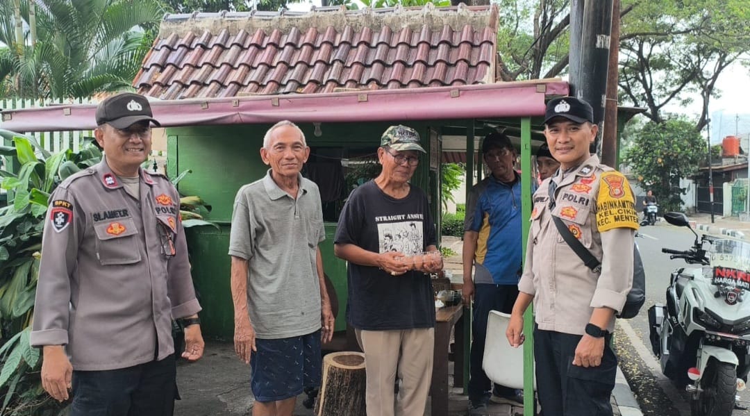 Peduli Sesama, Polsek Metro Menteng Bagikan Telur kepada Warga Membutuhkan