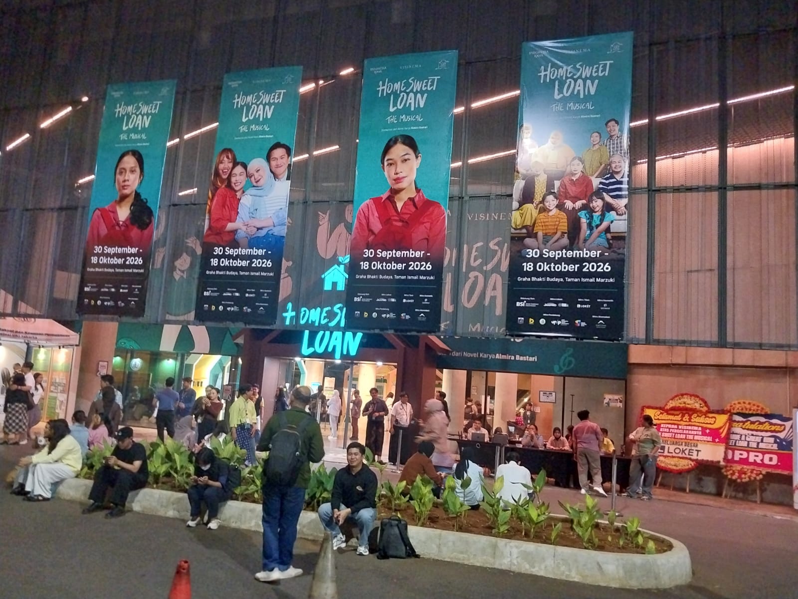 Polsek Metro Menteng Berikan Pelayanan Pengamanan Pentas Musikal *Home Sweet Loan* di TIM