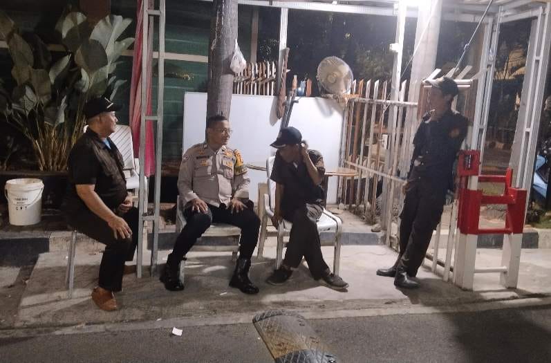 Bangun Lingkungan Aman, Bhabinkamtibmas Sambangi Petugas Jaga RW 008