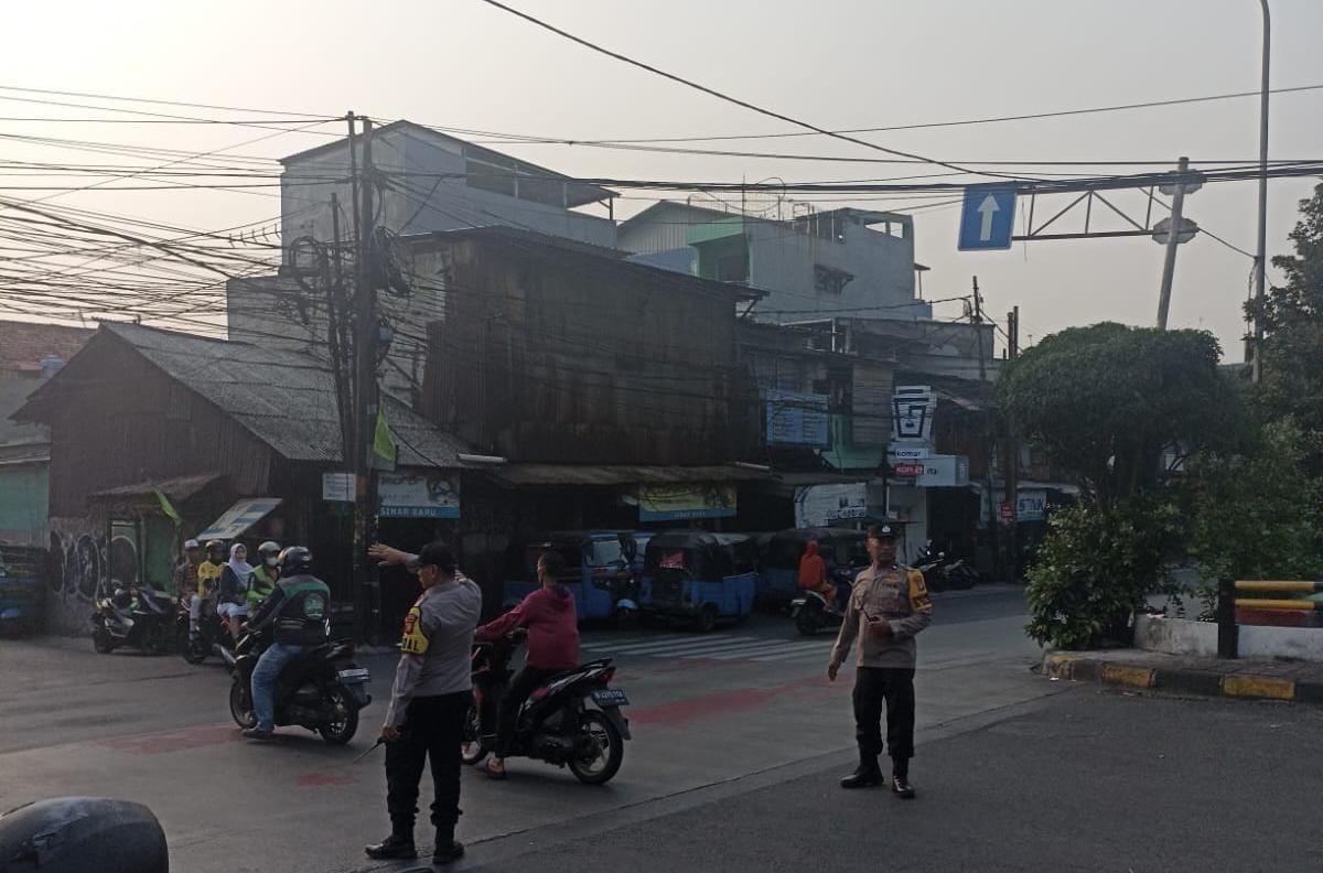Demi Warga Beraktivitas dengan Nyaman, Polsek Kemayoran Hadir Mengatur Lalu Lintas Pagi