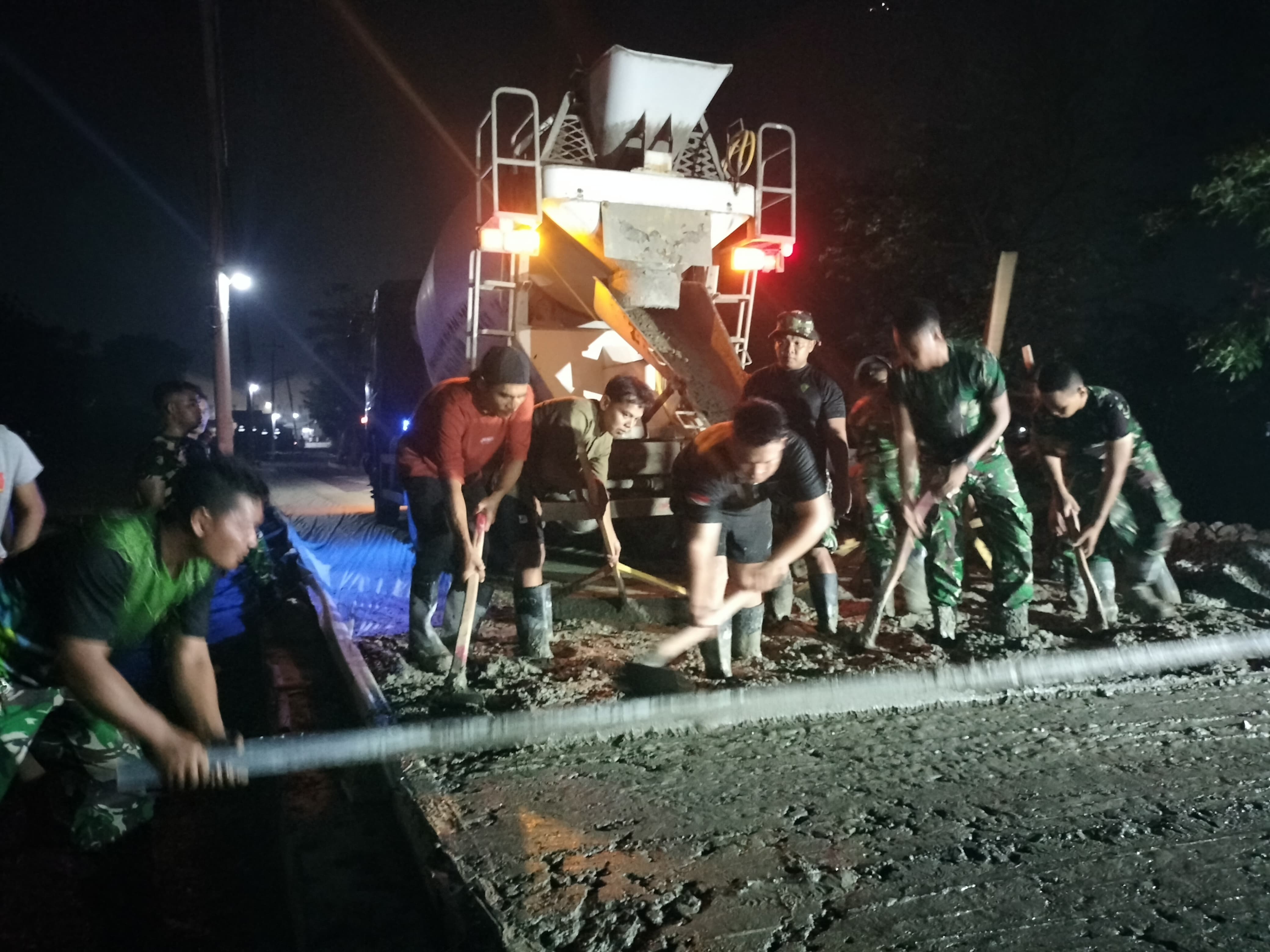 Tak Kenal Lelah, Satgas TMMD ke-130 Kodim 0510/Tigaraksa Cor Jalan hingga Malam Hari