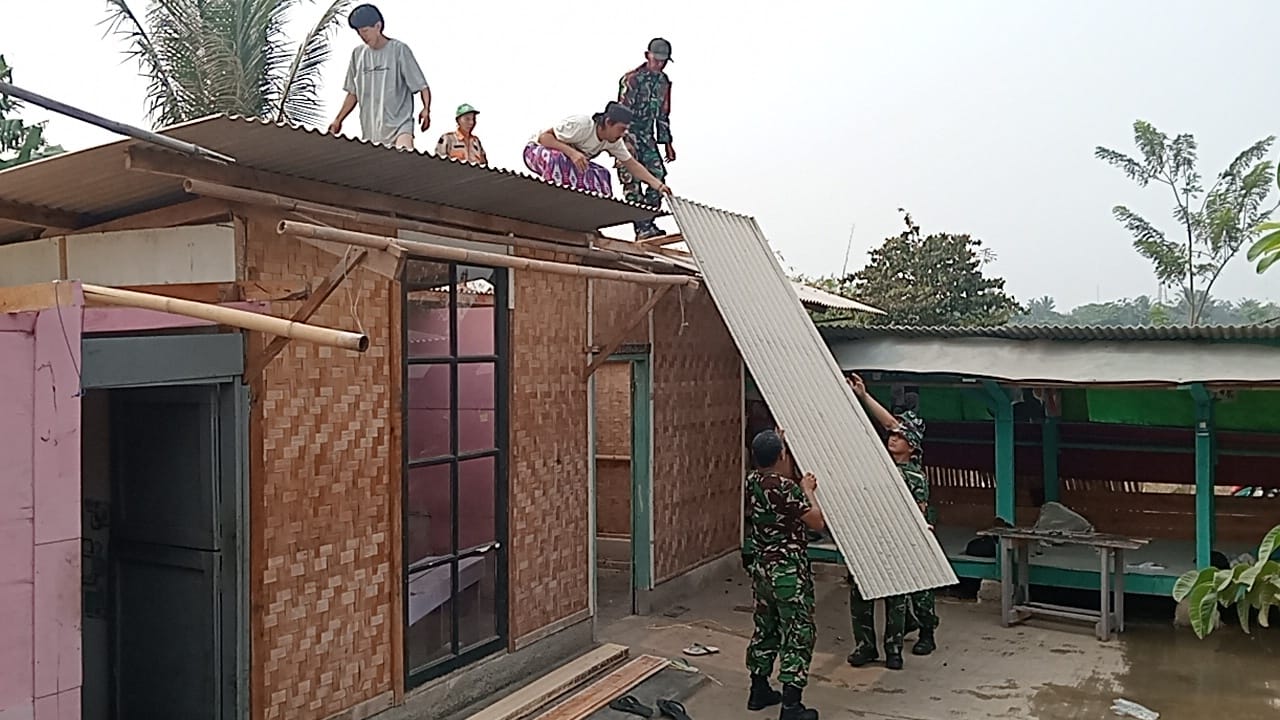 Satgas TMMD ke-130 Kodim 0510/Tigaraksa Laksanakan Pembongkaran RTLH Milik Ibu Sukesti