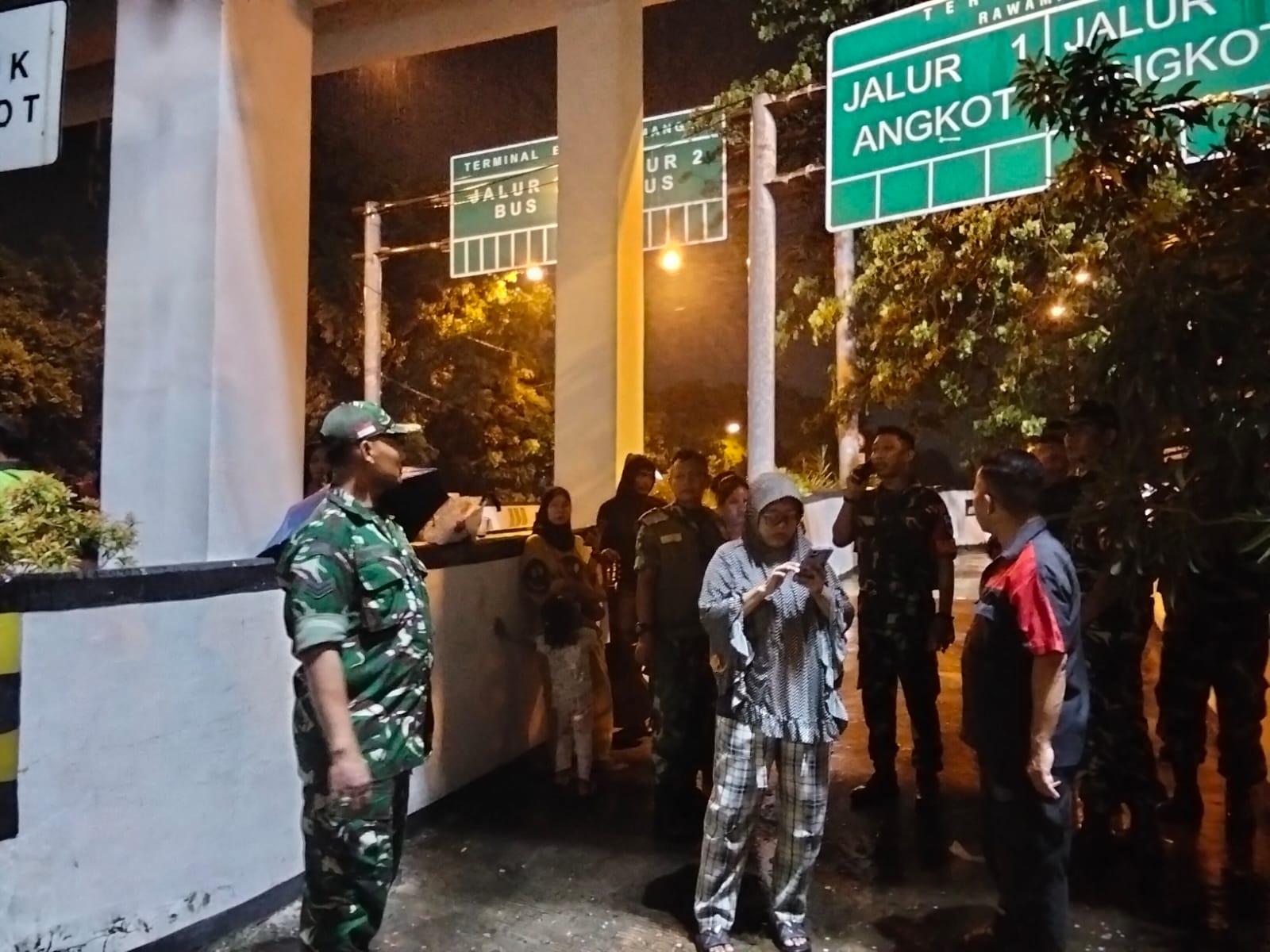 Pastikan Wilayah Aman dan Kondusif, Koramil 04/Pulogadung Gelar Patroli/Siskamling