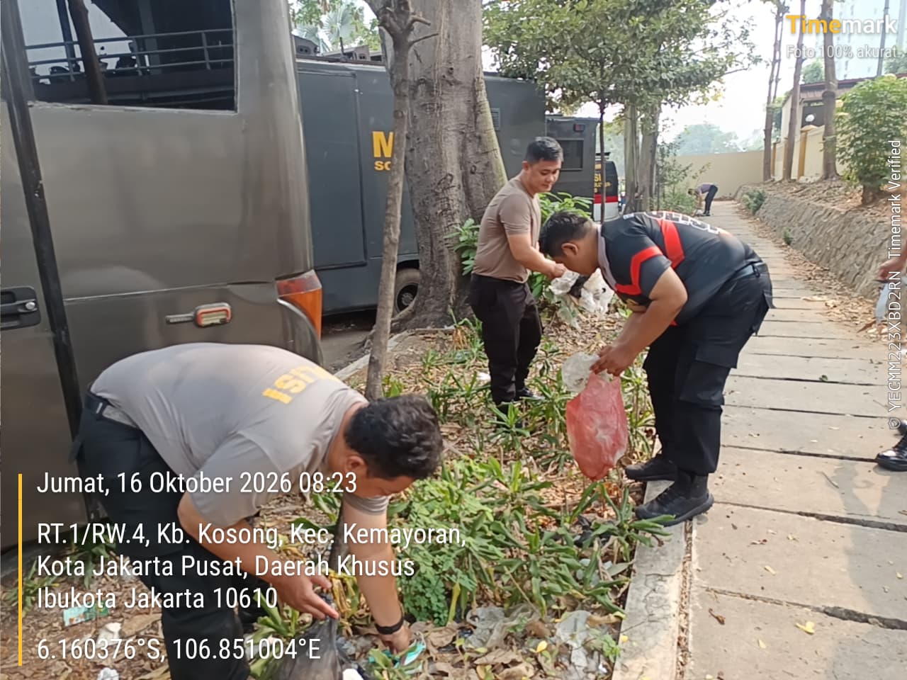 Polres Metro Jakarta Pusat Bersihkan Area Depan Mako, Wujudkan Lingkungan yang Bersih dan Nyaman