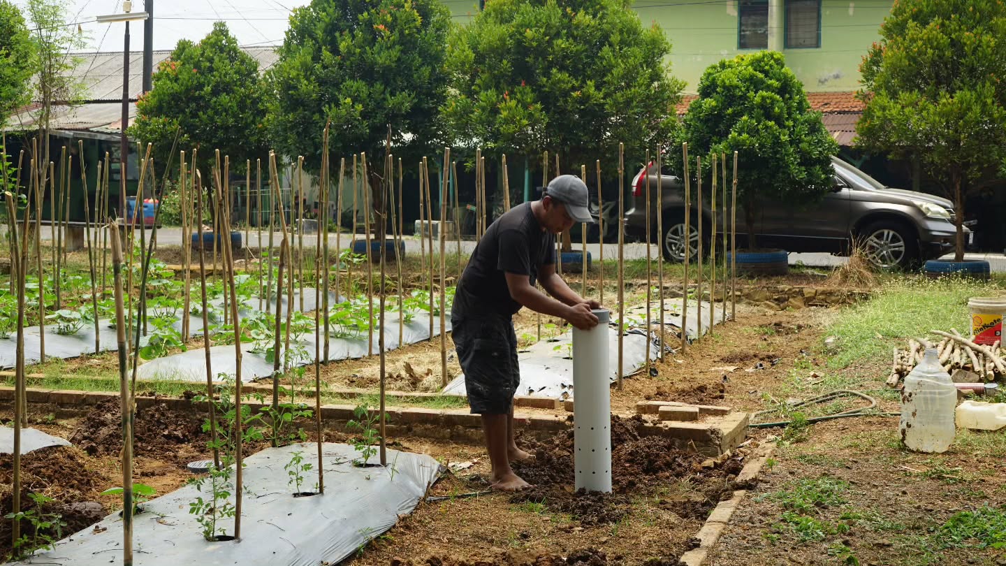 Yonarhanud 1 Kostrad dan Kelurahan Pakulonan Bersinergi, Pasang 188 Lubang Biopori untuk Kelestarian Lingkungan