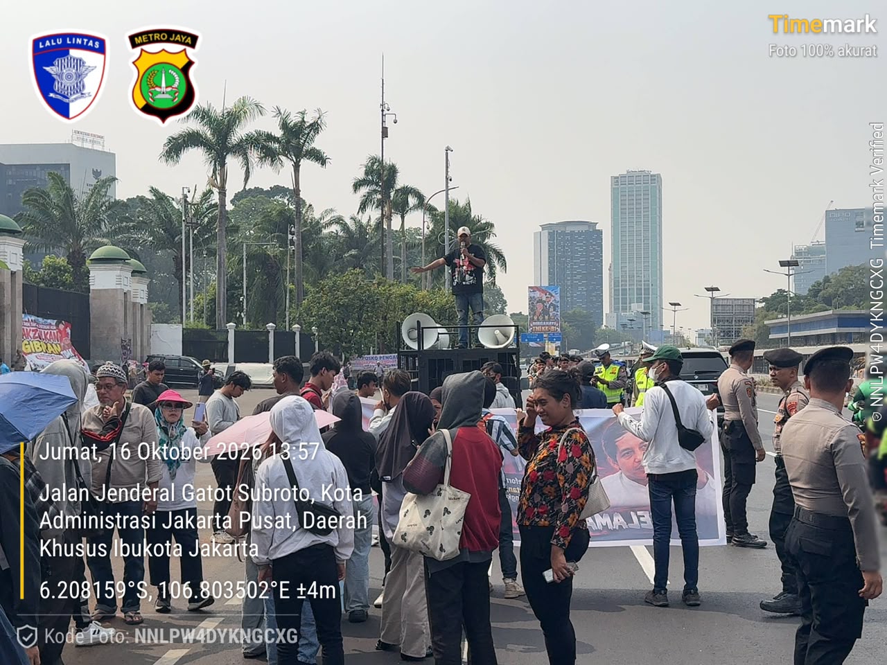 Satlantas Polres Metro Jakarta Pusat Berikan Pelayanan Lalu Lintas Saat Aksi Unjuk Rasa di Depan DPR/MPR