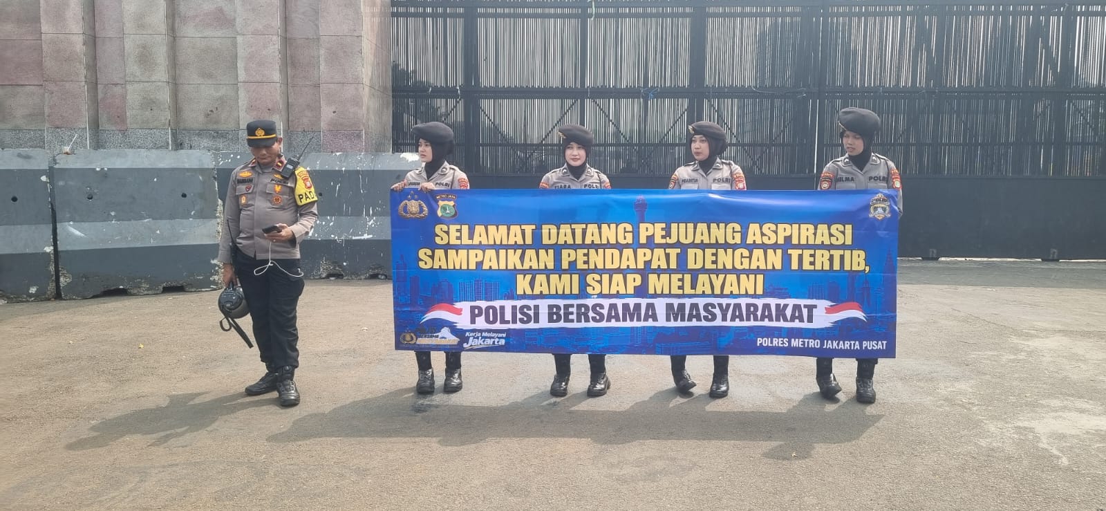 Polres Metro Jakarta Pusat Layani Aksi Unjuk Rasa Aliansi Masyarakat Jaga Demokrasi di Depan Gedung DPR/MPR RI