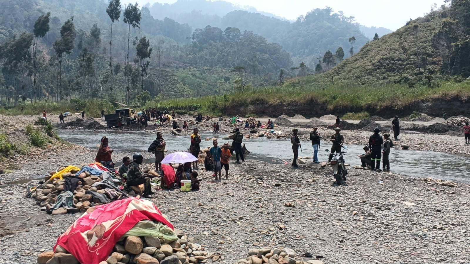 PERERAT KEDEKATAN DENGAN WARGA, SATGAS DAMAI CARTENZ GELAR PATROLI HUMANIS DI KAMPUNG WANDOGA