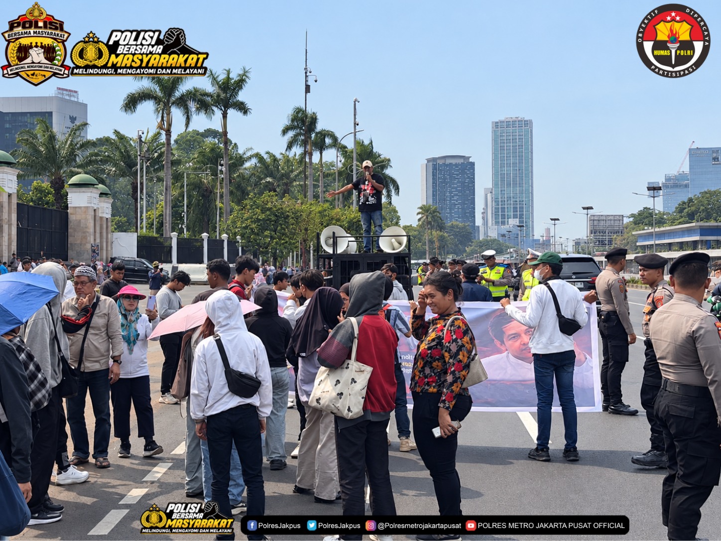 Satlantas Polres Metro Jakarta Pusat Melaksanakan Pelayanan dan Pemantauan Arus Lalu Lintas Saat Aksi Unjuk Rasa