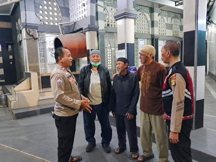 Subuh Keliling di Masjid Jami’us Sholih, Polsek Cempaka Putih Pererat Silaturahmi dan Sampaikan Pesan Kamtibmas