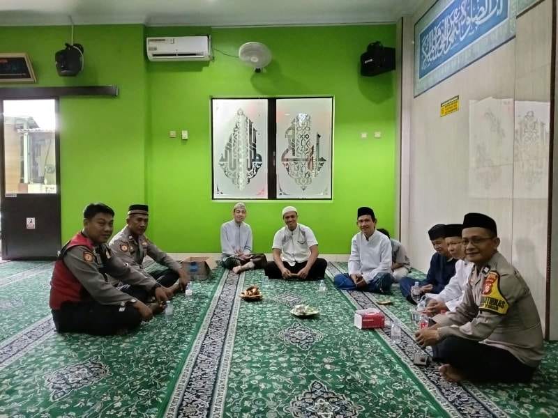 Bangun Sinergi dengan Masyarakat, Polsek Cempaka Putih Hadiri Sholat Jumat di Cempaka Putih Timur