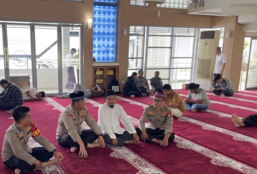 Sholat Jumat di Masjid At-Taqwa, Polsek Cempaka Putih Dorong Lingkungan Aman dan Kondusif