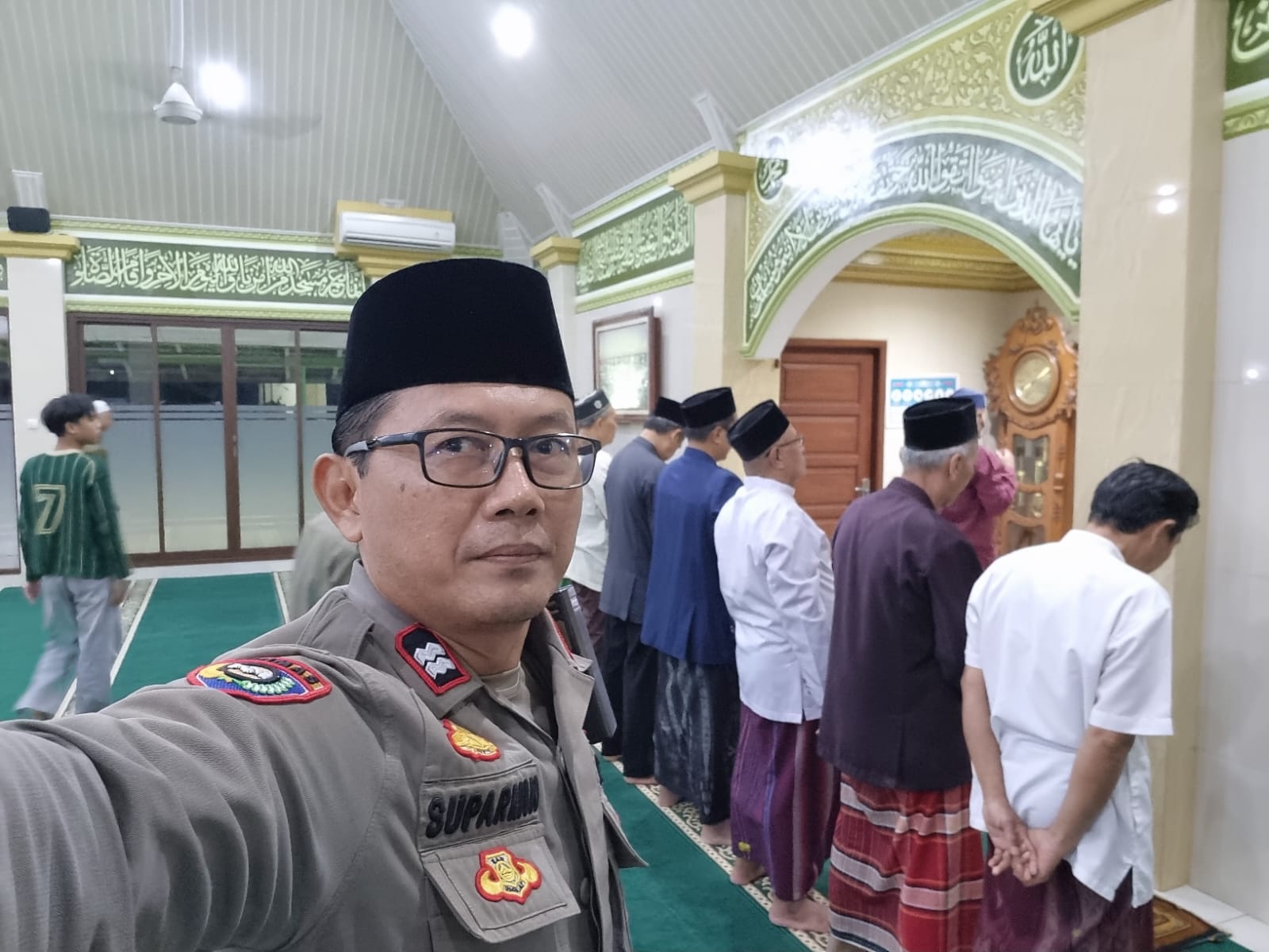 Bhabinkamtibmas Karet Tengsin Laksanakan Shalat Isya Berjamaah, Pererat Silaturahmi dan Jaga Kondusivitas Wilayah
