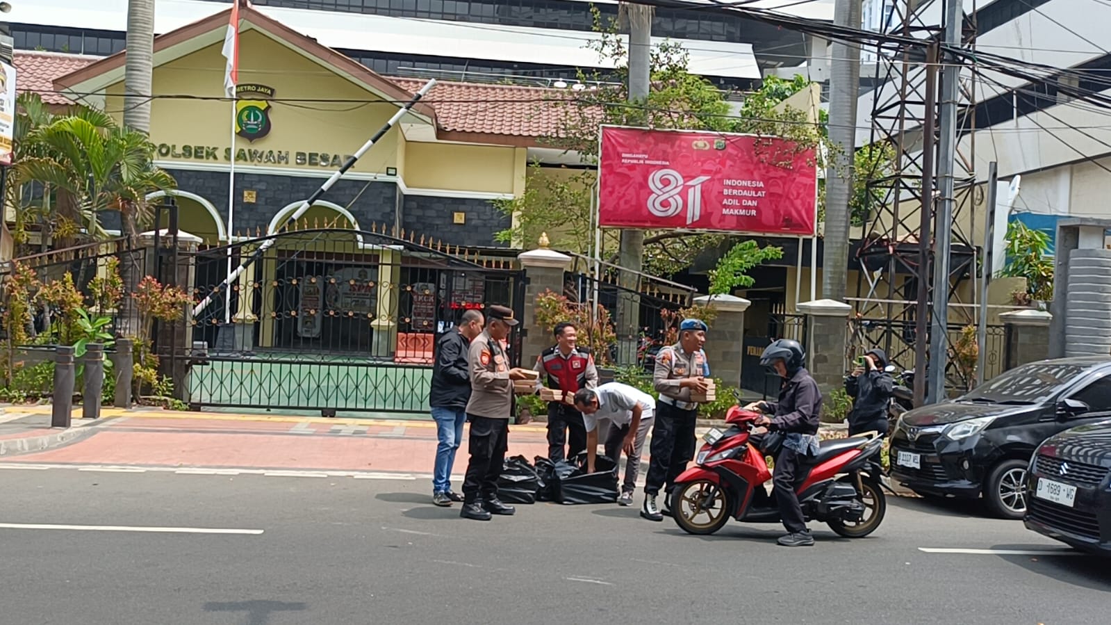 Semangat Jumat Berkah, Polsek Sawah Besar Berbagi Makanan” Polisi Bersama Masyarakat