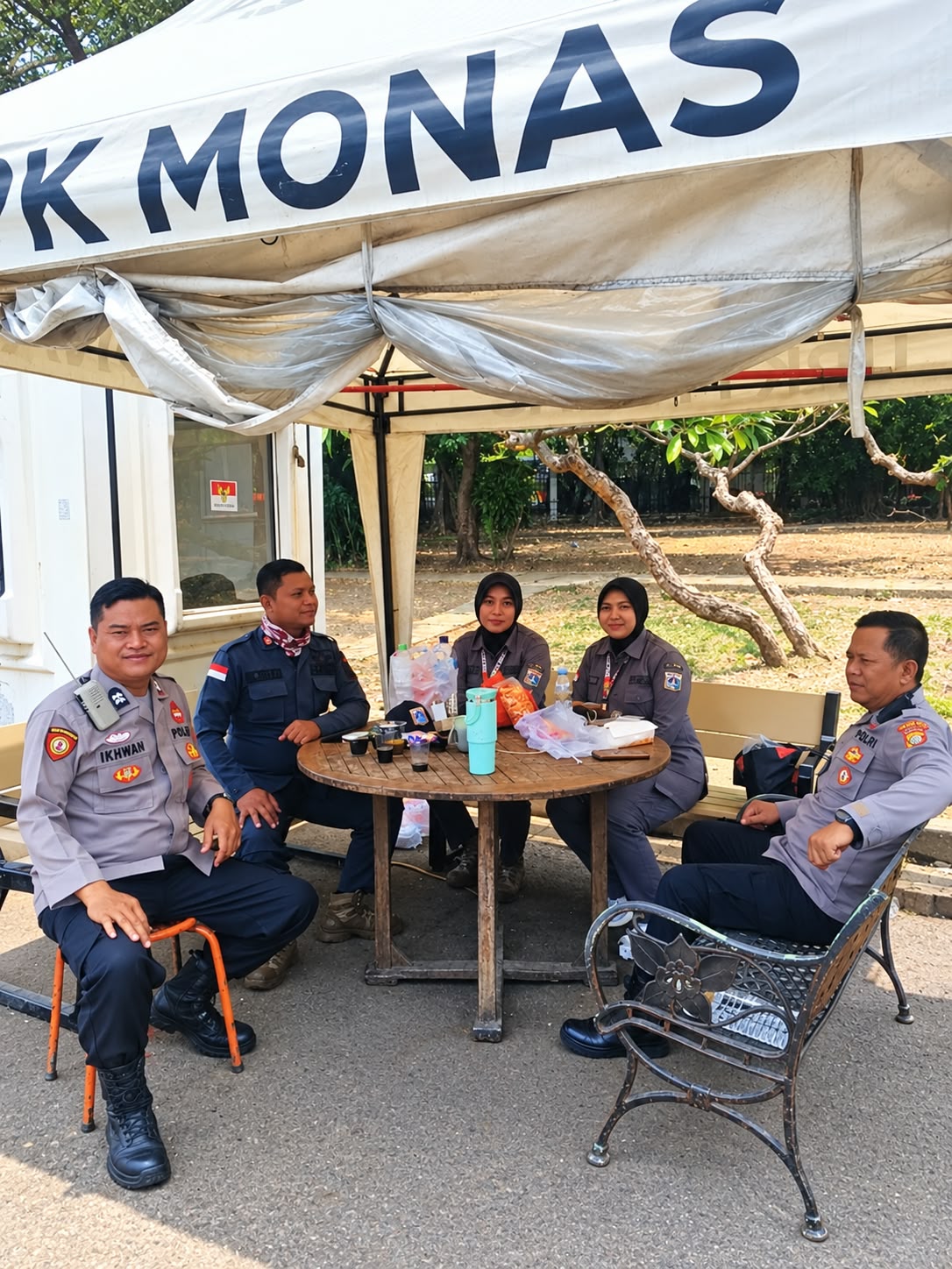 Personel Polsek Metro Gambir Gelar Patroli Dialogis di Jalan Merdeka Selatan Monas