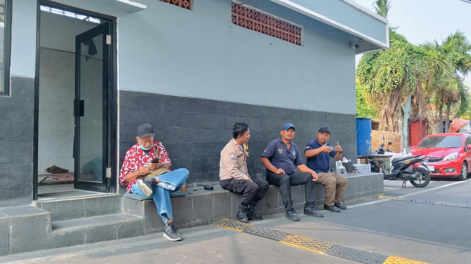 Antisipasi Curanmor, Bhabinkamtibmas Cideng Gelar Patroli Pemukiman dan Perkuat Sinergi Pos Satkamling
