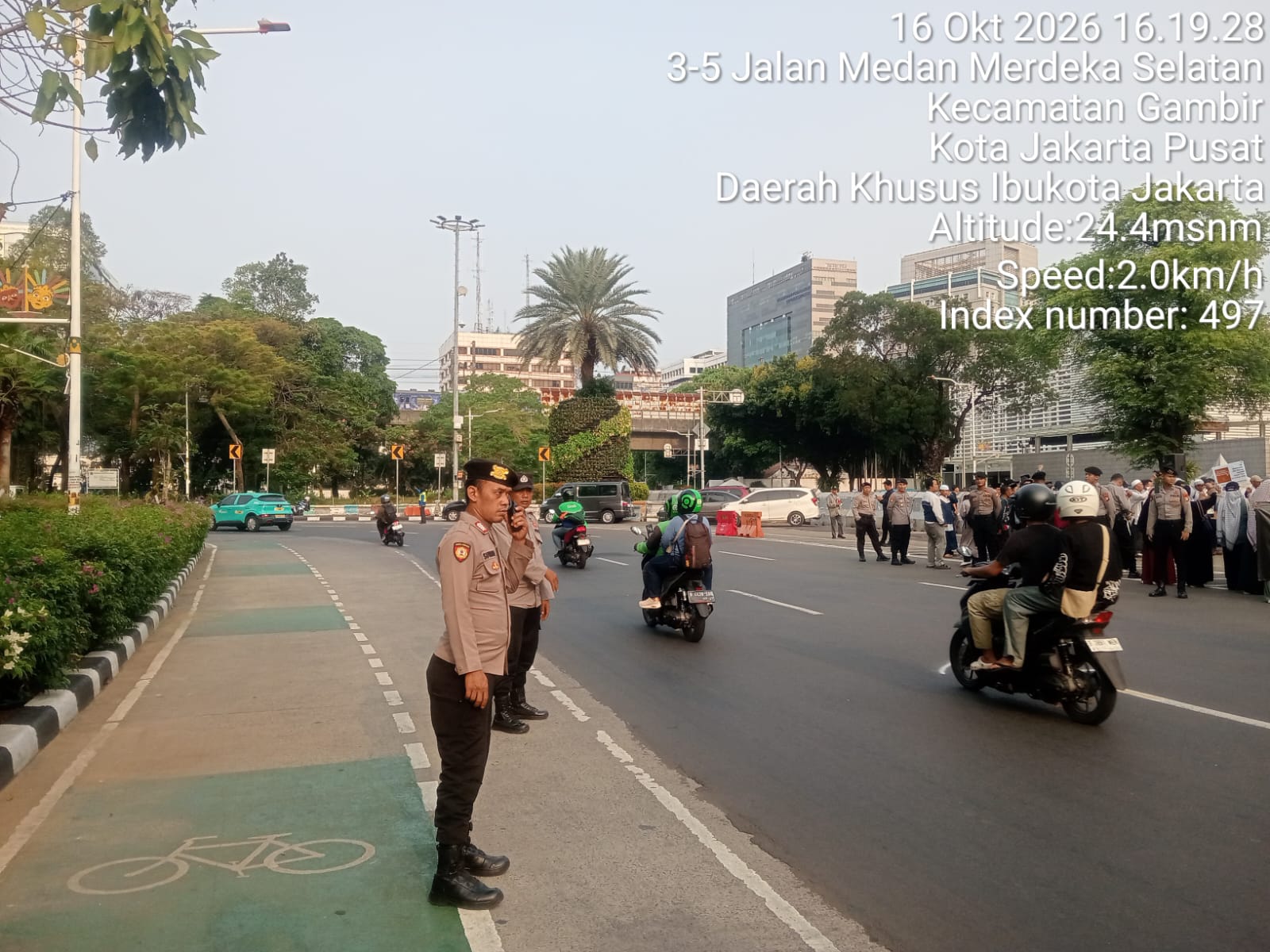 Antisipasi Kerawanan dan Kepadatan Lalu Lintas, Unit Patroli Polsek Metro Gambir Laksanakan Pengaturan Lalu Lintas Saat Unjuk Rasa di Depan Kedubes AS