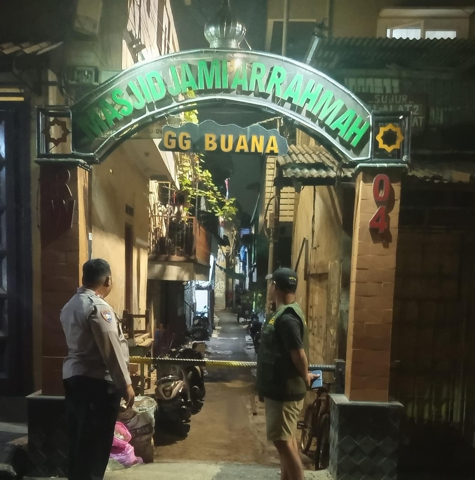 Cegah Tawuran dan Kejahatan Jalanan, Bhabinkamtibmas Petamburan Sambangi Pos Siskamling RW 04