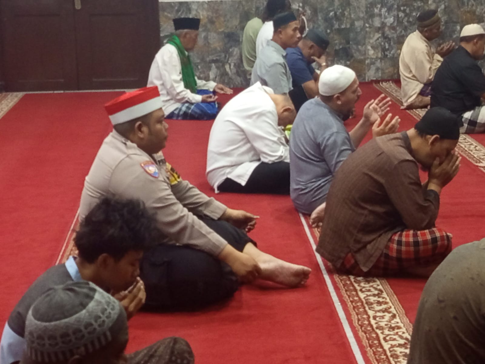 Perkuat Silaturahmi dan Jaga Kamtibmas, Bhabinkamtibmas Petamburan Laksanakan Sholat Subuh Keliling Bersama Warga