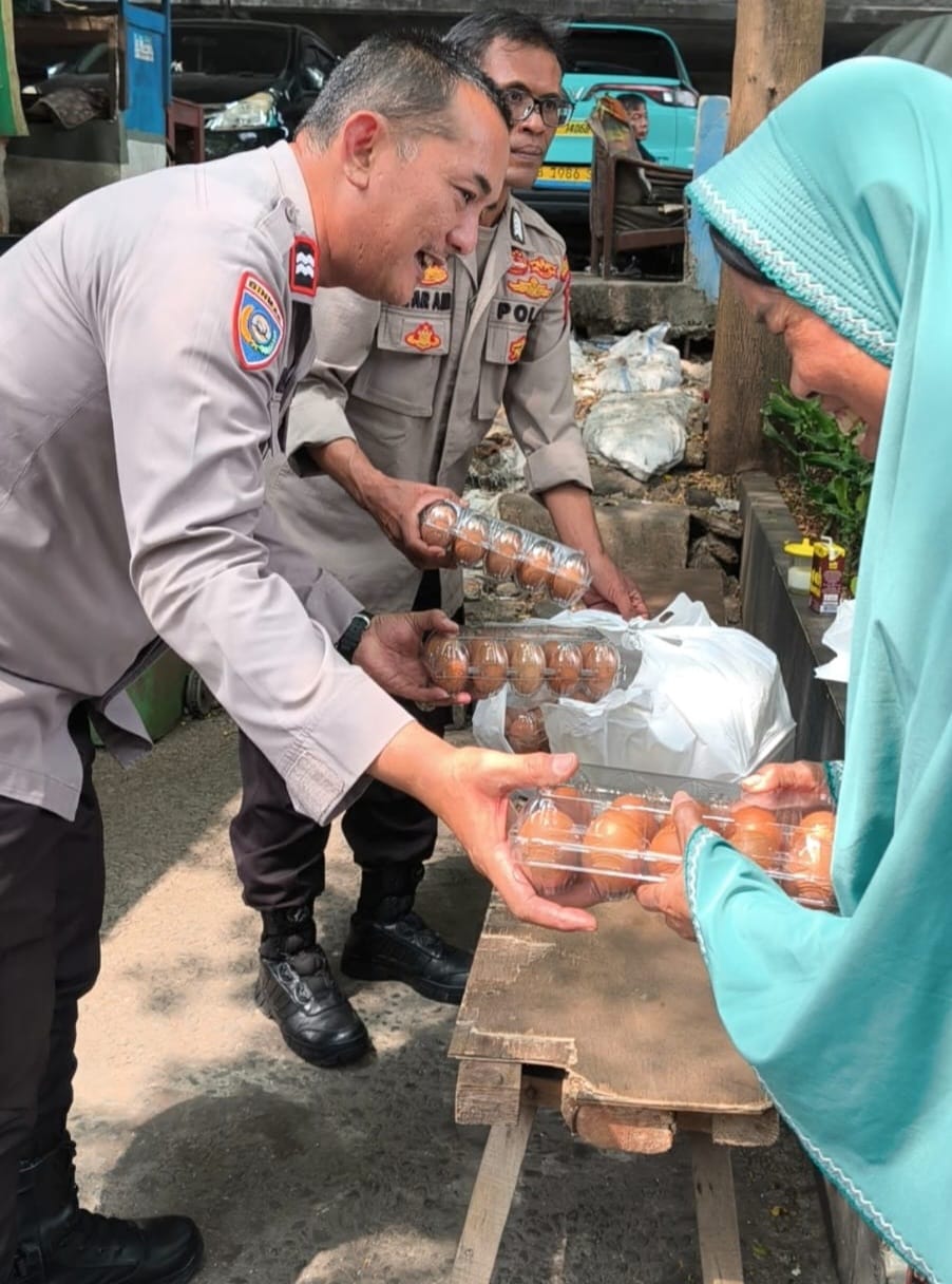 Polsek Metro Menteng Berbagi Telur Bergizi, 20 Warga Kurang Mampu, Janda dan Lansia Terima Bantuan
