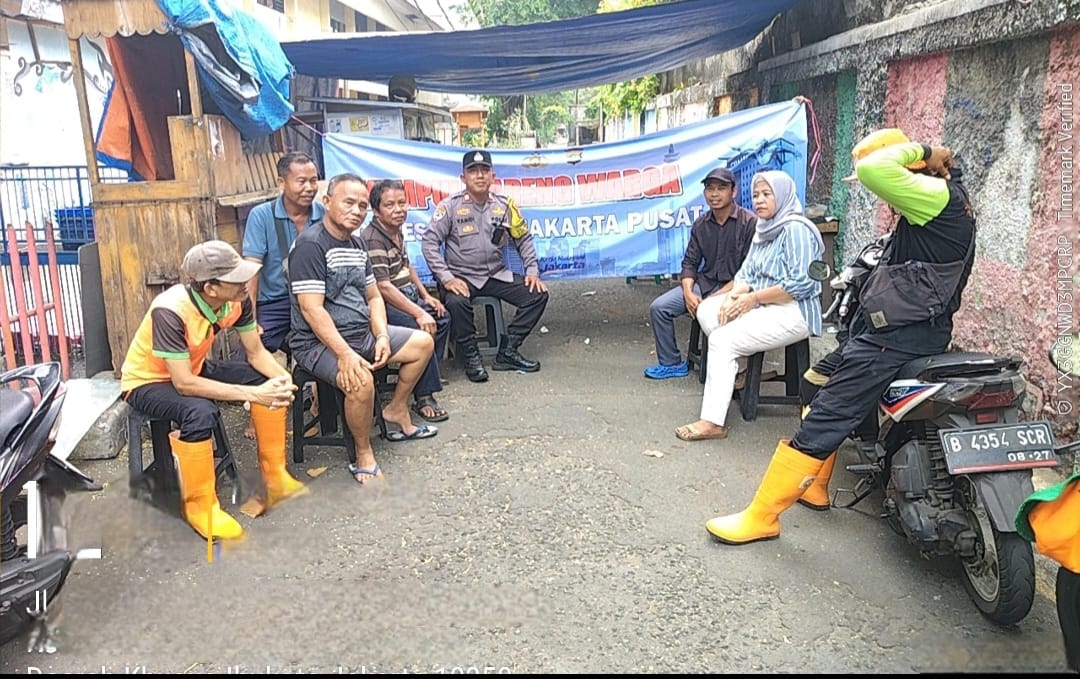 Dekat Dengan Warga, Polsek Metro Menteng Gelar Kumpul Bareng Warga, Ajak Jaga Kamtibmas dan Kebersihan Kali Probolinggo