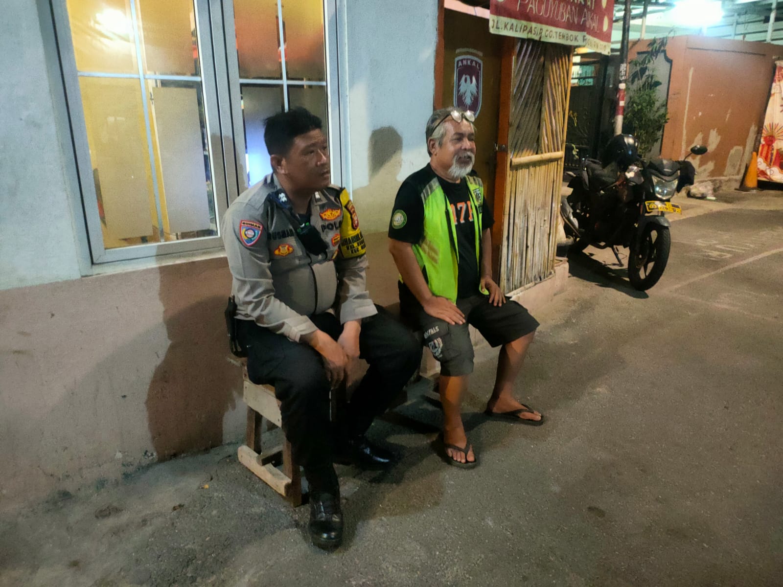 Cegah Pencurian dan Guankamtibmas Dini Hari, Bhabinkamtibmas Kebon Sirih Sambangi Satkamling