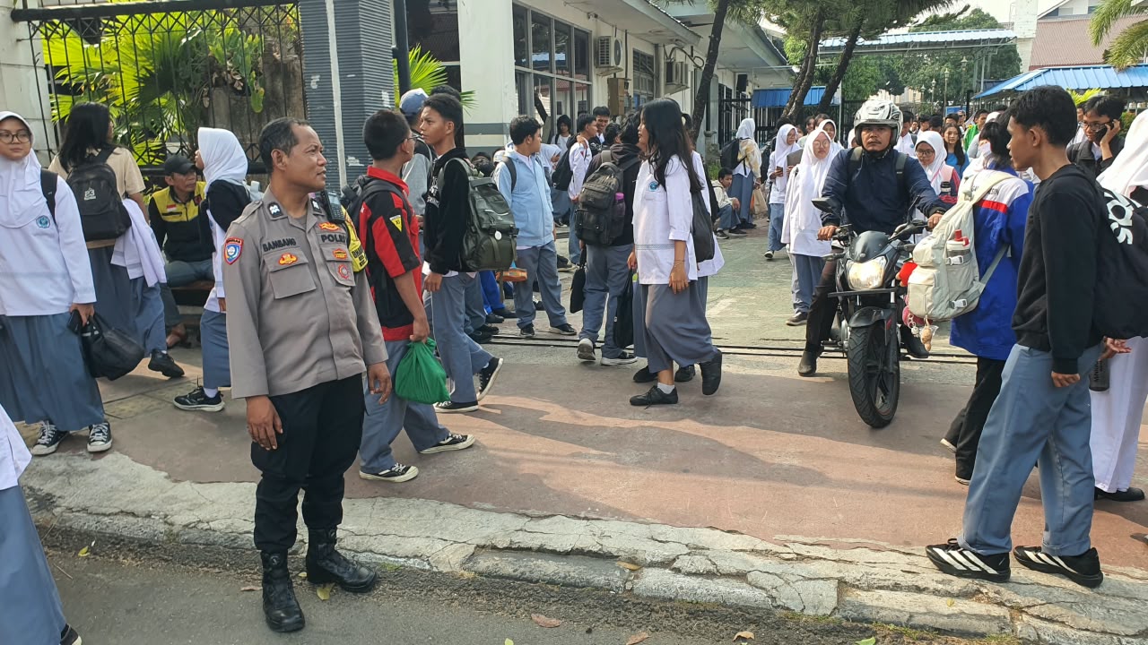 Cegah Tawuran Pelajar, Polsek Sawah Besar Kawal Bubaran Siswa SMK N 1 dan SMA N 1 Jakarta