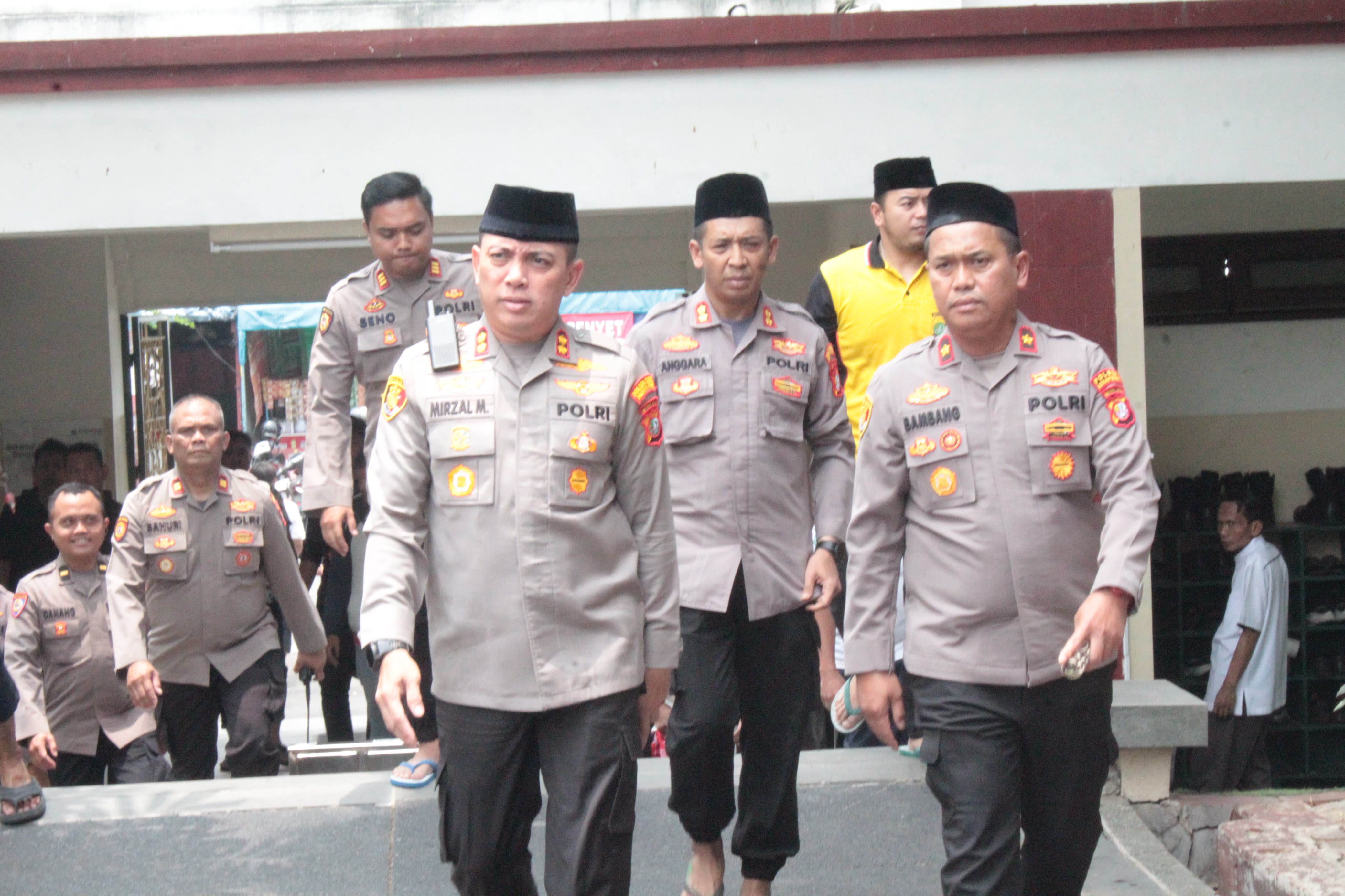 Kapolsek Kemayoran Dampingi Wakapolres Metro Jakarta Pusat dalam Jumat Keliling, Hadirkan Kehangatan dan Pererat Silaturahmi Bersama 1.000 Jamaah