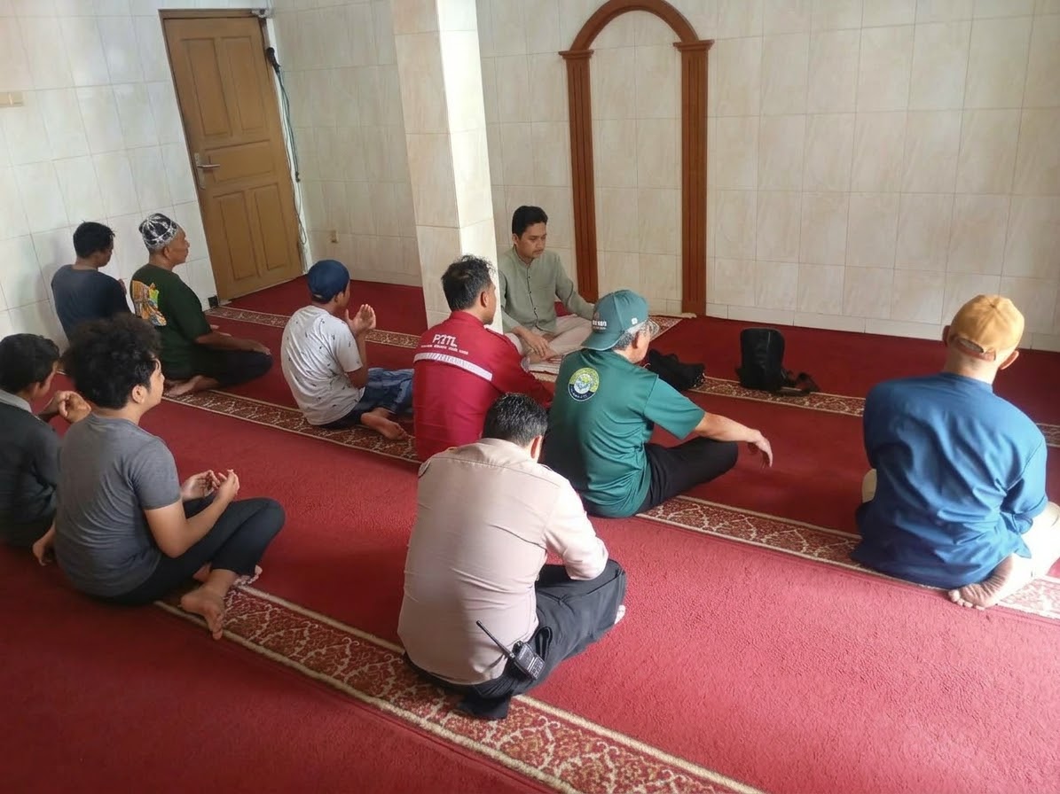 Bhabinkamtibmas Kwitang Ikuti Salat Zuhur Berjamaah Bersama Warga di Mushola Al Akhyar
