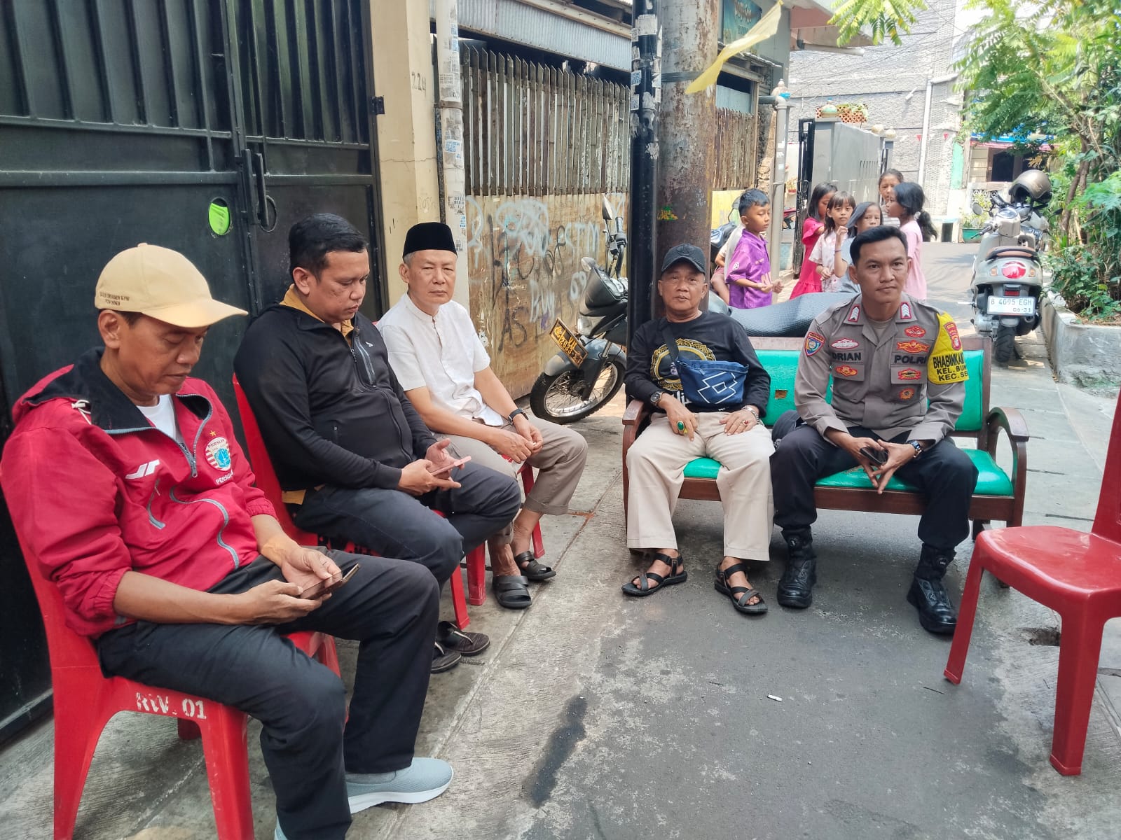Bhabinkamtibmas Kelurahan Bungur Melayat ke Rumah Duka Abdul Haris