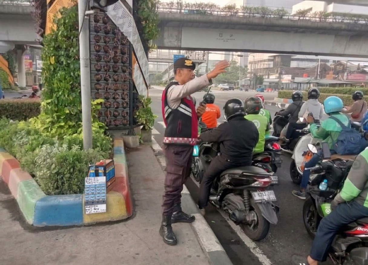 Polsek Senen Gelar Strong Point Pagi di TL Matraman dan TL Kwitang, Antisipasi Kemacetan