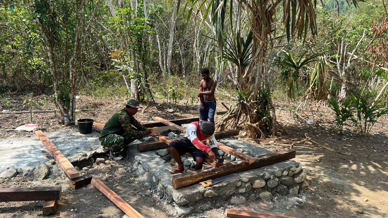 Penuhi Kebutuhan Dasar Masyarakat, Satgas TMMD ke-130 Bangun MCK di Kampung Yamboi