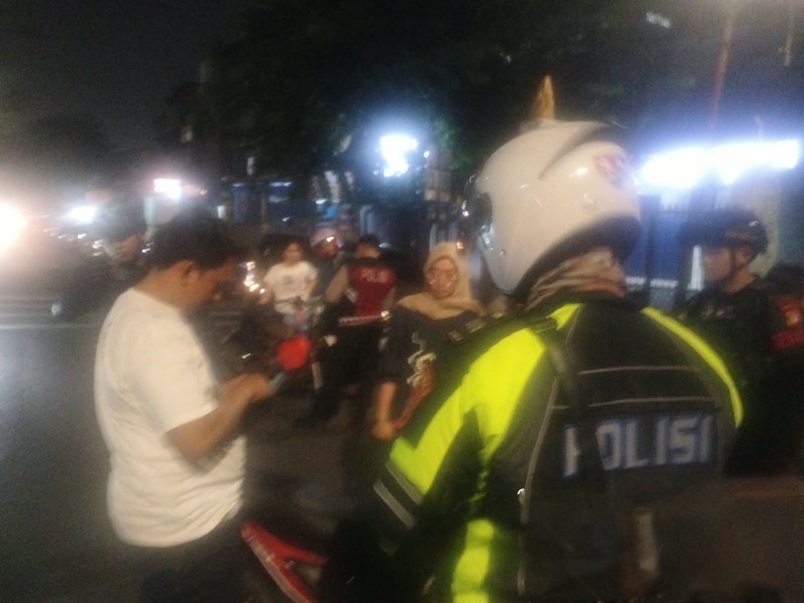 Polsek Senen Gelar Razia Stasioner Dini Hari, Polisi Periksa Kendaraan di Kawasan Stasiun Senen