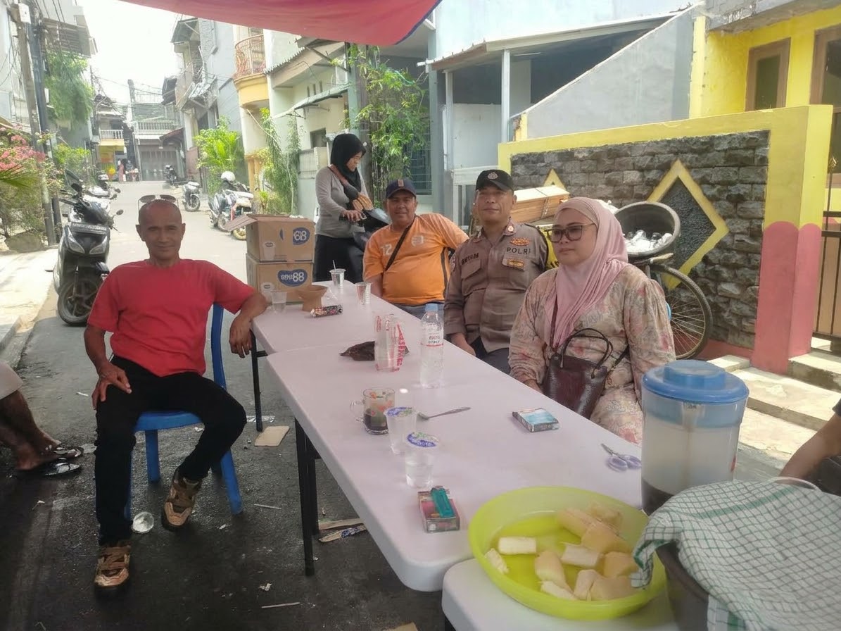 Wujud Peduli dan Empati, Bhabinkamtibmas Galur Takziah ke Rumah Duka Warga