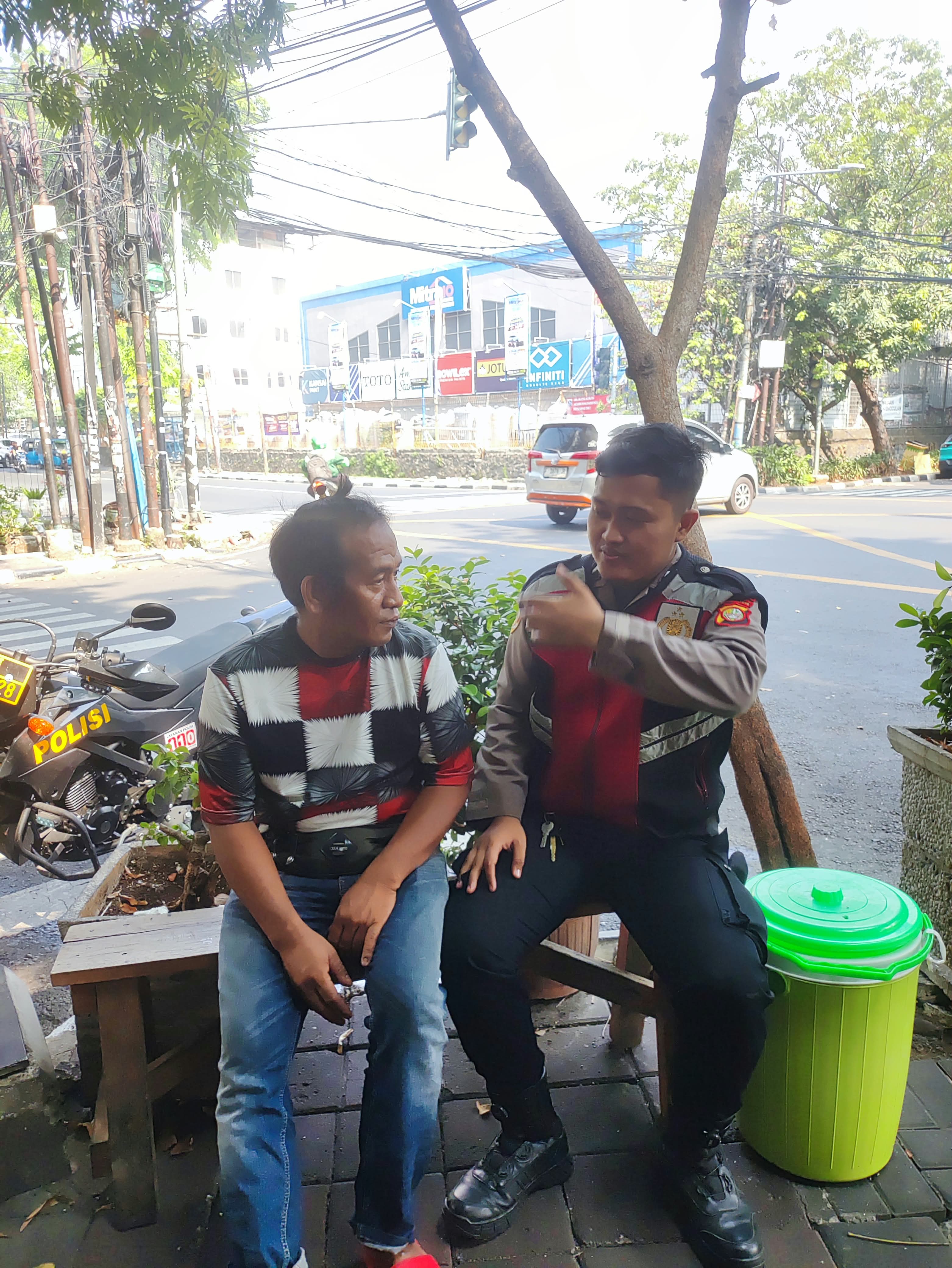 Dekat dengan Warga, Samapta Polsek Johar Baru Ajak Masyarakat Jaga Lingkungan Tetap Kondusif